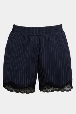 Plus Lace Hem Tailored Short | Nasty Gal